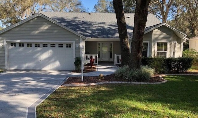 Lady Lake House | RENT THIS LOVELY SPACIOUS HOME IN THE VILLAGES SURROUNDED BY LOTS OF TREES