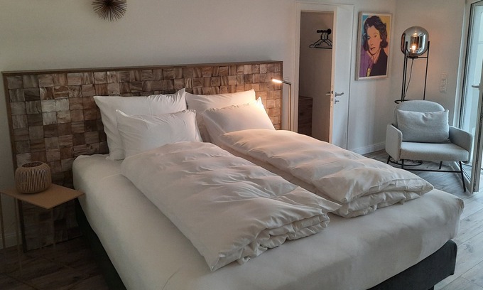 Neheim Apartment | Rental-Exclusive-Private Bathroom-Garden view