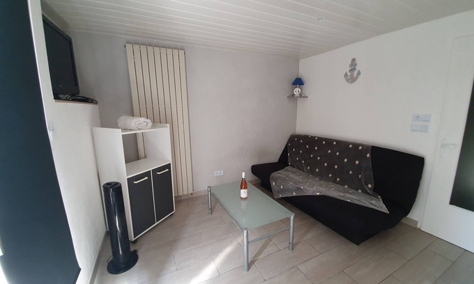 Brem Sur Mer Apartment | Rental T1 30m2 with Terrace in Brem Sur Mer: 2km from the beach