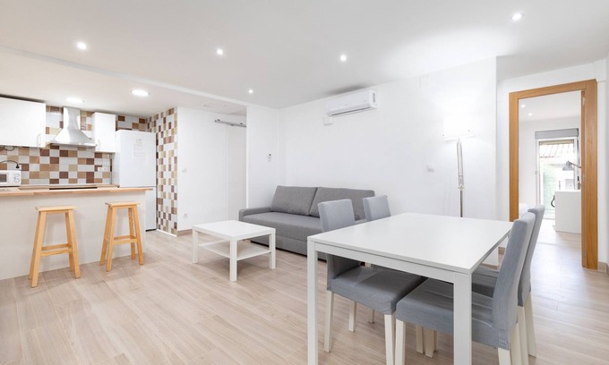El Cabanyal Apartment | Rental unit in València · ★4.45 · 3 bedrooms · 4 beds · 1 bath