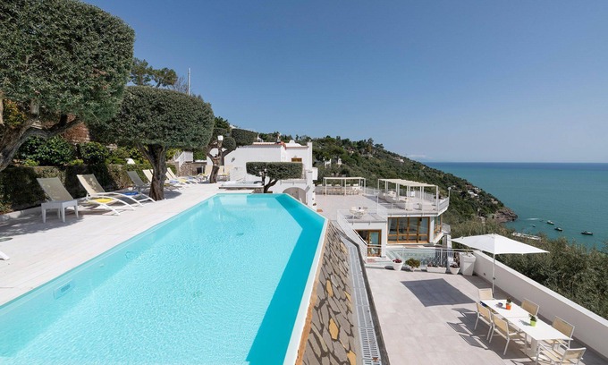 Sirenuse Villa | Rentals in Italy - Relais Nike with sea view, private pool and jacuzzi