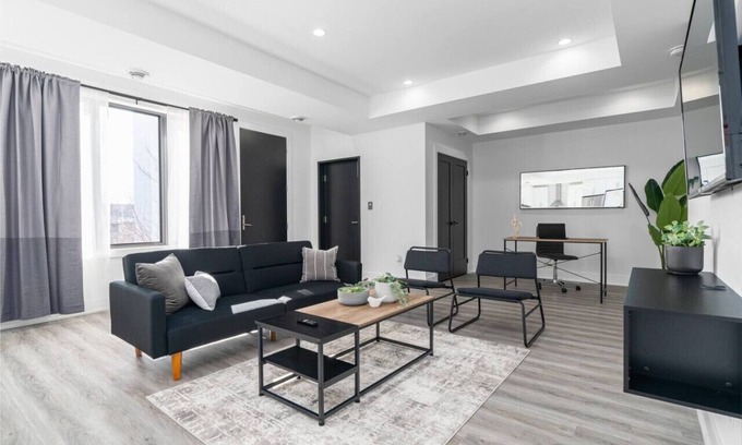 Downtown London House | RentX|8Bed/8Bath/DowntownLondon/Parking/Wi-Fi