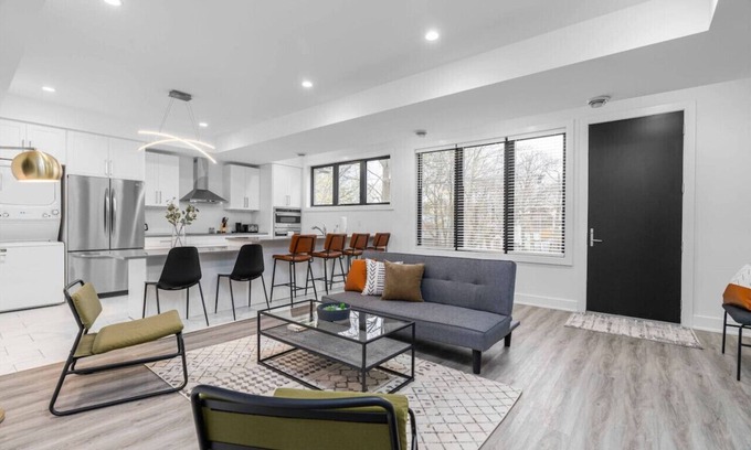 Downtown London Condo | RentX|Trendy Central London - Parking/Wifi/2Bed