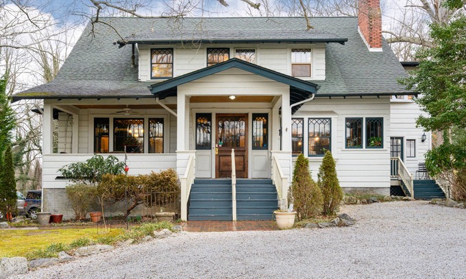 Asheville Bed & Breakfast | Reserve all of Oakland Cottage B&B 6 BR 6BA, 1.5 miles to downtown Asheville, NC