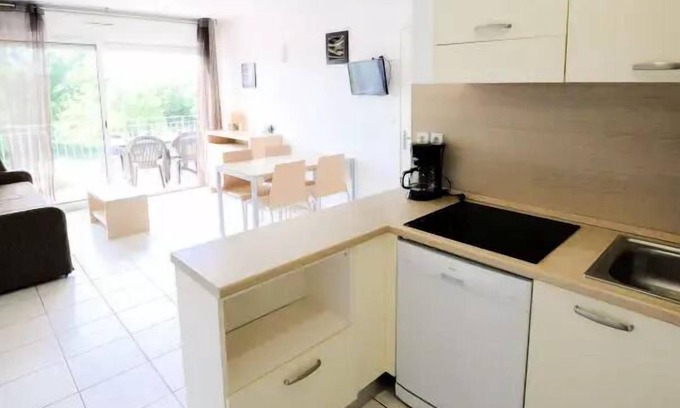 Azille Apartment | Residence Le Château de Jouarres * - 3 room apartment for 5 people