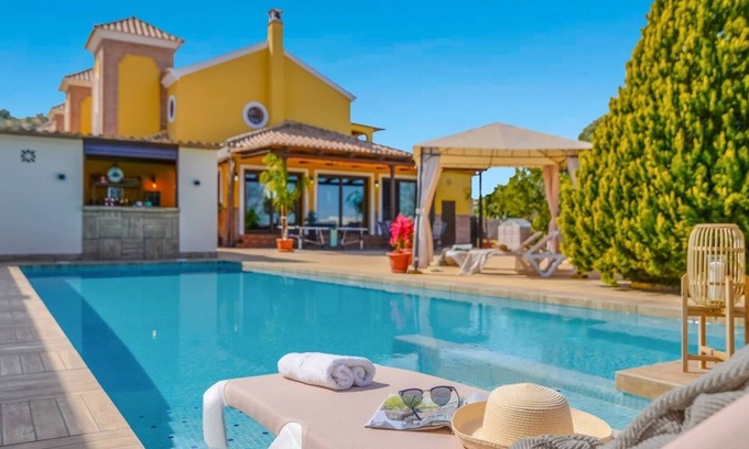 Puente Genil Villa | Residencial Las Torrecillas, Casa 15 Puente Genil by Ruralidays