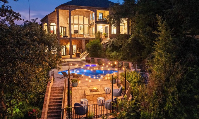 Austin House | Resort Estate 10min→DWTN & Lake. Theater, Putting, Sauna, Cold Plunge 🏊♂️⛳️ 🎬