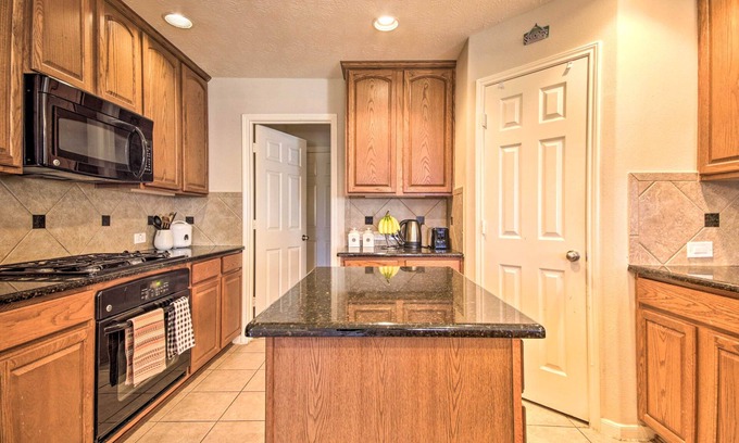 Katy House | Resort Family Gem w/Grill; Right off I-10!