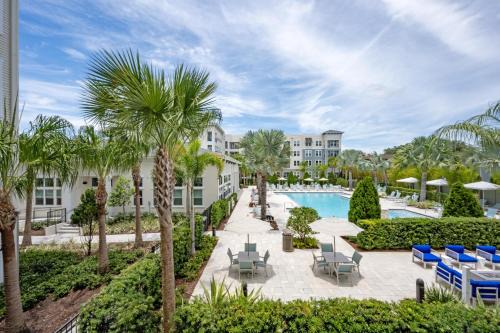 Temple Terrace Apartment | Resort Feel - King Bed - POOL - Hot Tub - Long Stay - Pets - Moffitt - Gated - Gym - Wifi - USF - Elevators - WT2