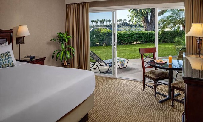 San Diego Hotel | Resort King, Bahia Resort Hotel, Heated Pool, Private Beach, Near SeaWorld