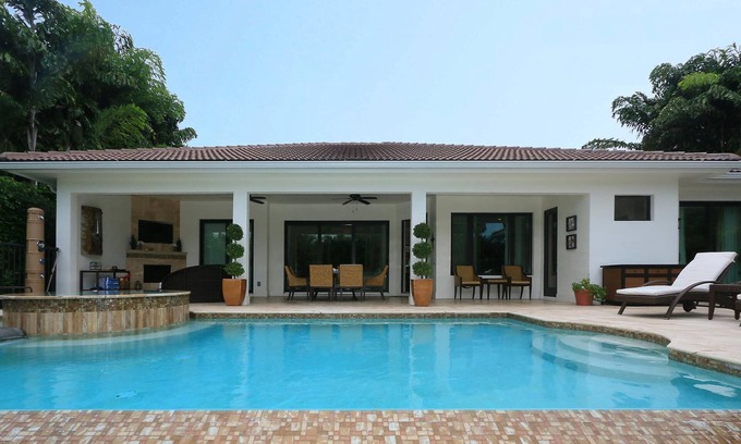 Royal Harbor House | Resort Lifestyle - Walk to 5th Avenue