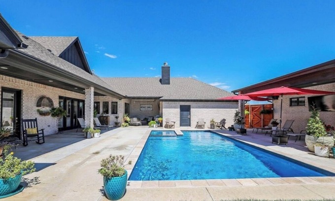 Amarillo House | Resort like home 4 bedroom, 3.5 bath plus pool and hot tub in Amarillo Tx