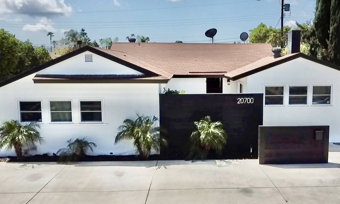 Winnetka House | Resort like LA home with outdoor pool oasis