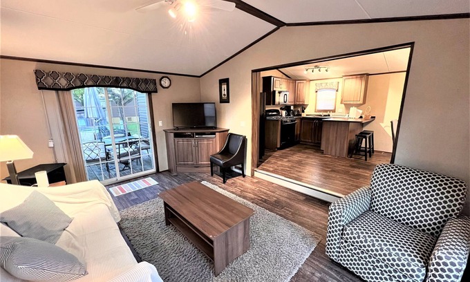 Niagara-on-the-Lake Cottage | Resort near wineries, river, trails! Large Pool!