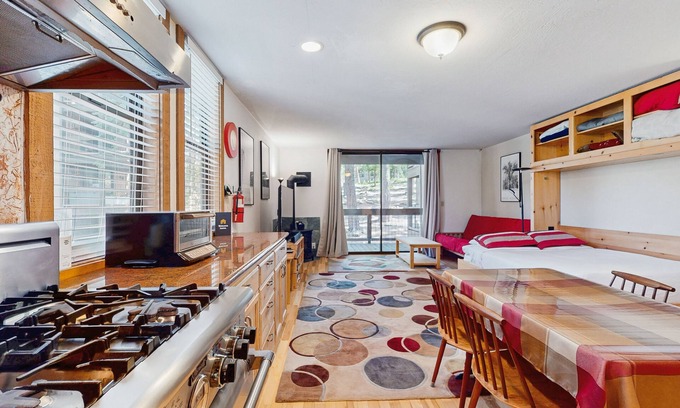 Truckee Apartment | Resort studio with balcony, pool & hot tub access & free ski shuttle