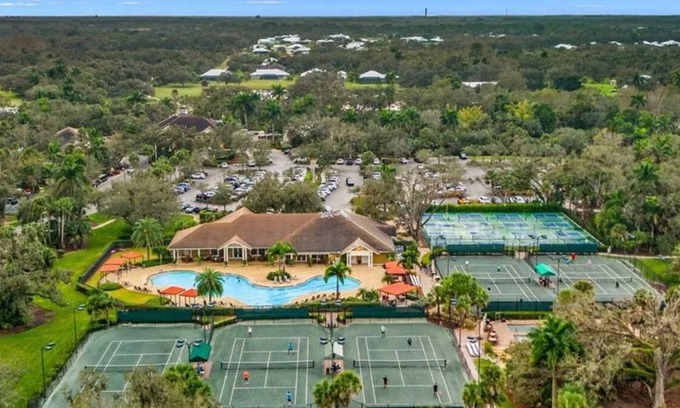 Fort Myers Condo | Resort Style 2-bedroom condo in Ft Myers - with Verandah Club Social Membership