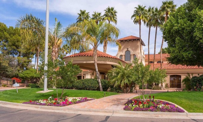 Val Vista Lakes Condo | Resort Style Condo for Rent in Beautiful Beach Club Village. Long and short rent