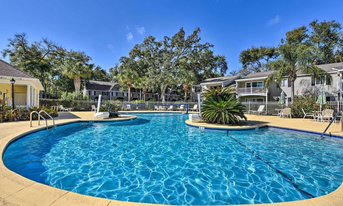 Demere Park Condo | Resort-Style Condo in St Simons ~ 1 Mi to Pier!