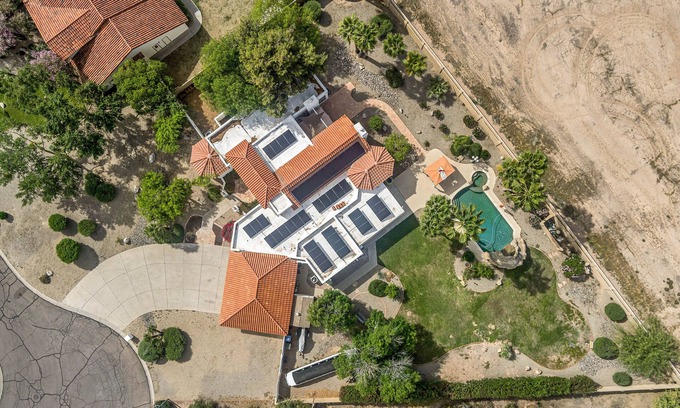 Deer Valley House | Resort style gorgeous 4 bedroom/bath home with pool and putting green.