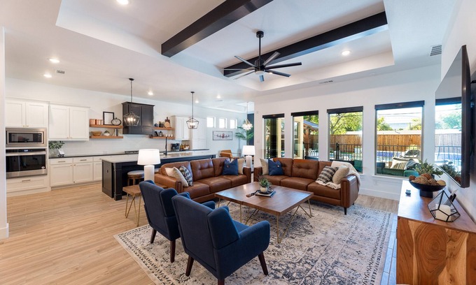 Arlington House | Resort Style Home Prime Walking Location to Stadiums
