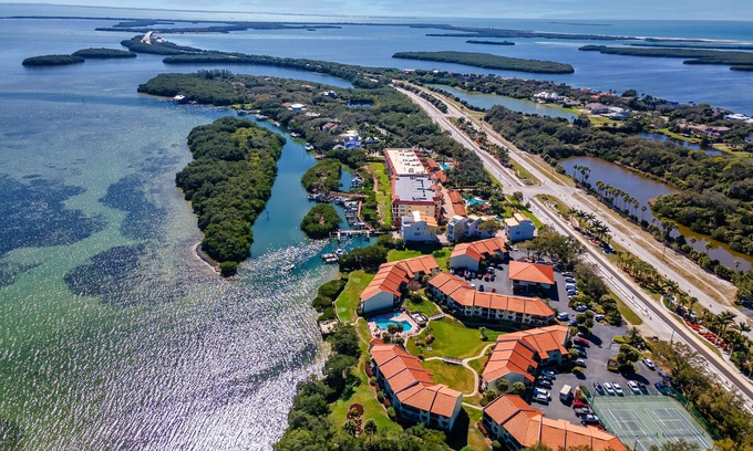Tierra Verde Apartment | Resort style Living 1/1 Condo with pool and 10 mins to the Beach