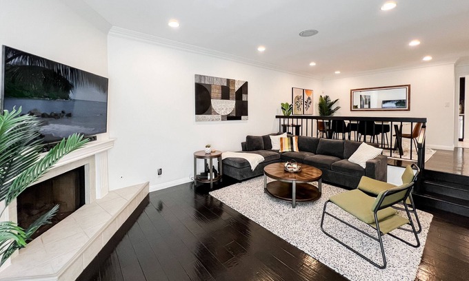 Woodland Hills House | Resort style living in spacious modern townhome in Woodland Hills