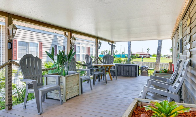 Port Isabel Cottage | Resort-Style Perks & Deck at Port Isabel Home!