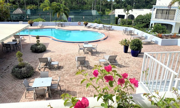 Central Naples Condo | Resort style vacation, 2BR/2BA condo in the heart of Naples: 8min to the beach