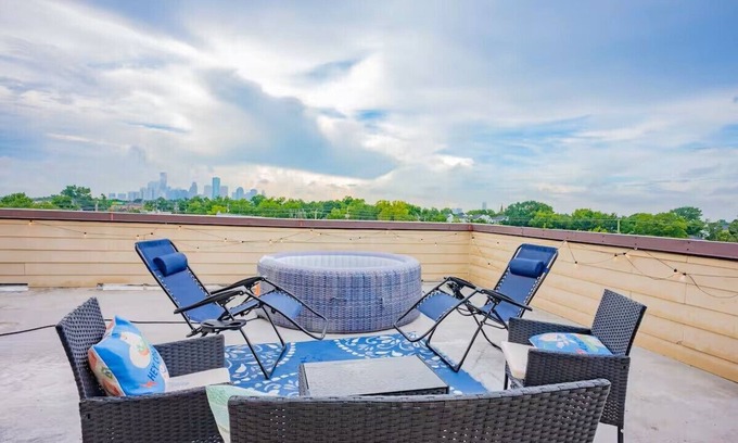 Woodland Heights House | Resort Vibe HotTub Stunning Downtown Skyline View near med center
