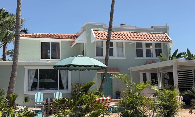 Central Sarasota House | Resort with Pickleball, Basketball, Mini Golf + Pool