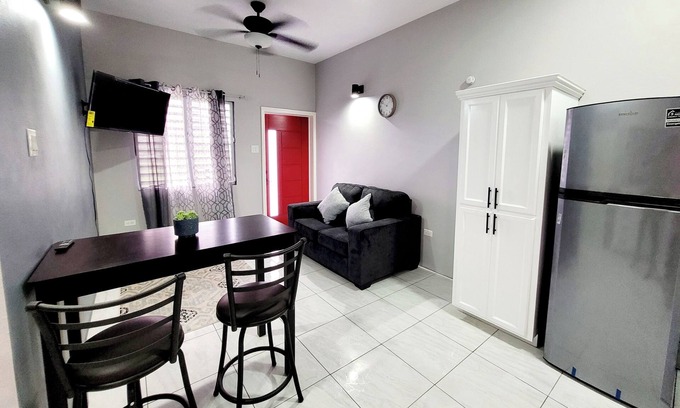 Ottleyʼs Apartment | Rest Easy Suite #2 with Mountain and Sea Views