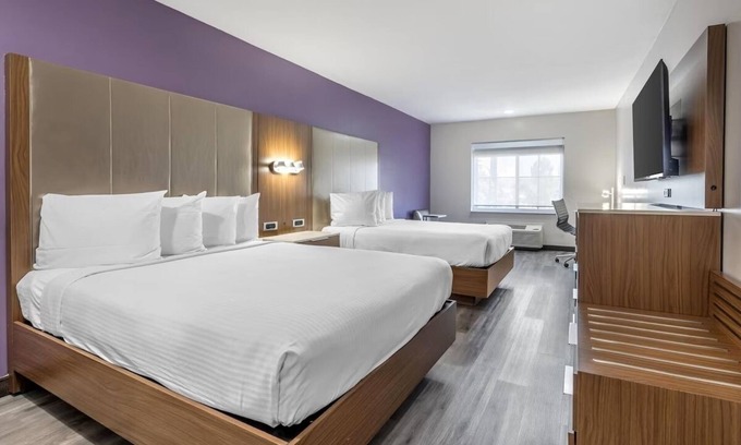 Inglewood Hotel | Rest Easy With Mood Lighting in Cozy Room Near Santa Monica Beach