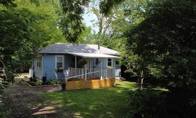 Huber Heights Cottage | Rest Haven Cottage: Cozy oasis on 3 acres, near shopping/food/entertainment