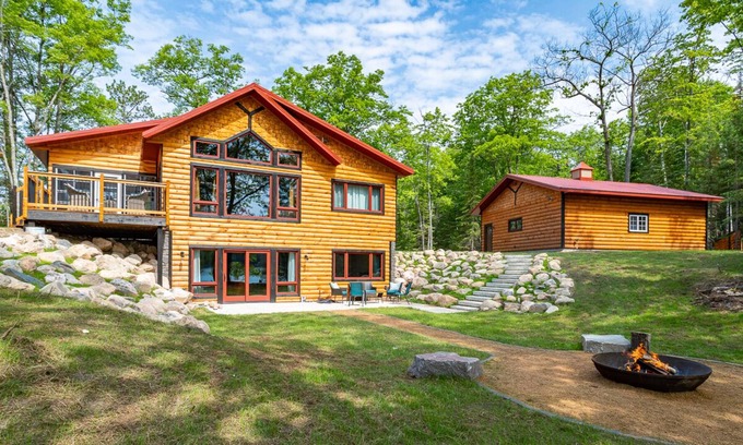 Rhinelander Cabin | Rest on Silver Lake - The Bear : Luxurious 3 bed walkout!