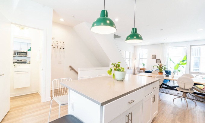 Olde Richmond House | Rest & Relax by RIVER - 3 beds/3.5 Baths/Private Garage