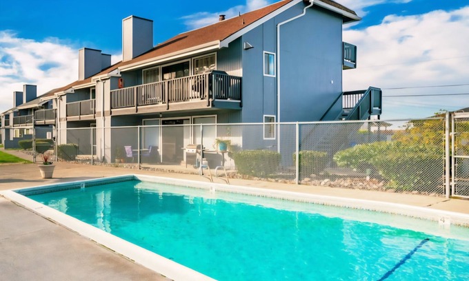 Birch Bay Condo | Restful Haven w King bed & Hot Tub - 208