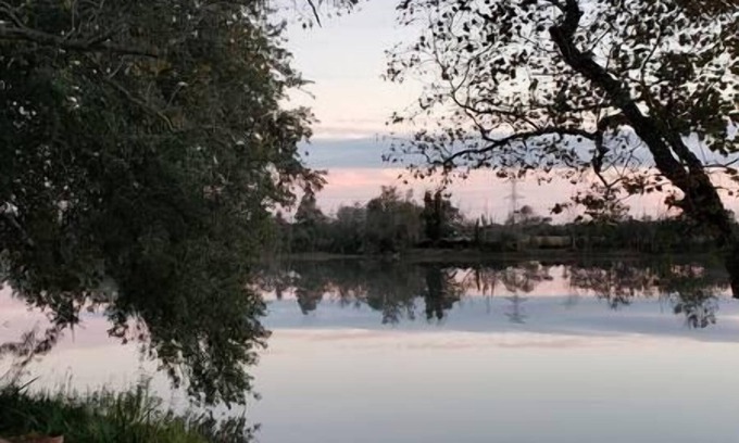 Iowa Colony House | Restful large waterside home at Tranquility Oaks Retreat
