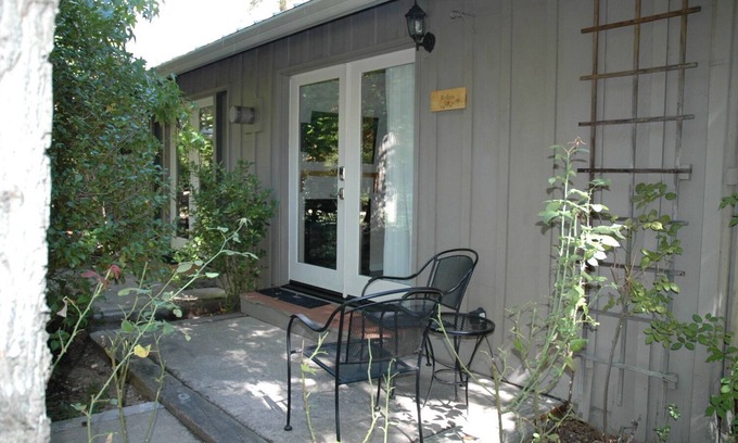 O'Brien Bed & Breakfast | Restful Luxurious Abode with Clawfoot Tub!
