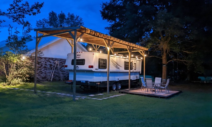 Hammond House | Restful Modern RV Retreat- Secluded Yet Conveniently Located!