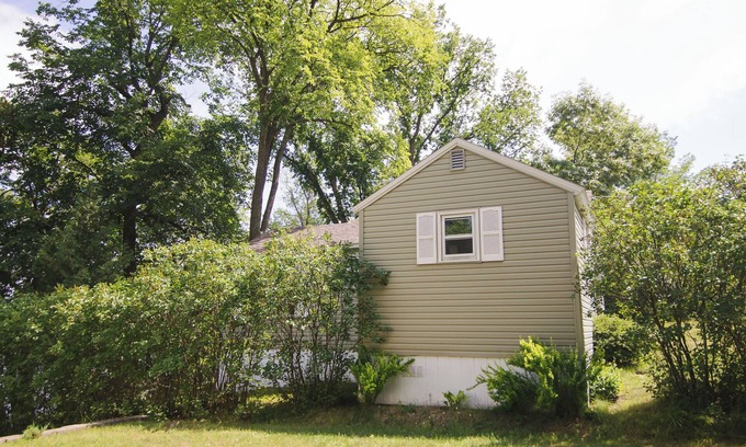 Richmond Cabin | Restful Retreat, deluxe 2BR lakefront cabin with private fire pit