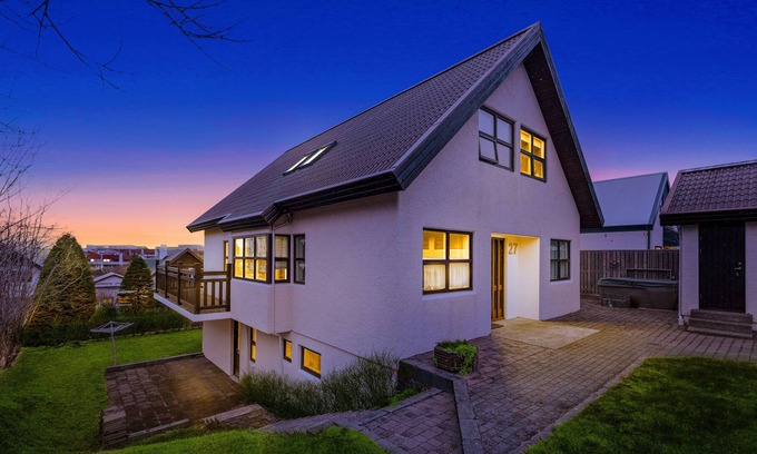 Breidholt Apartment | Restful Retreat in the Suburbs.