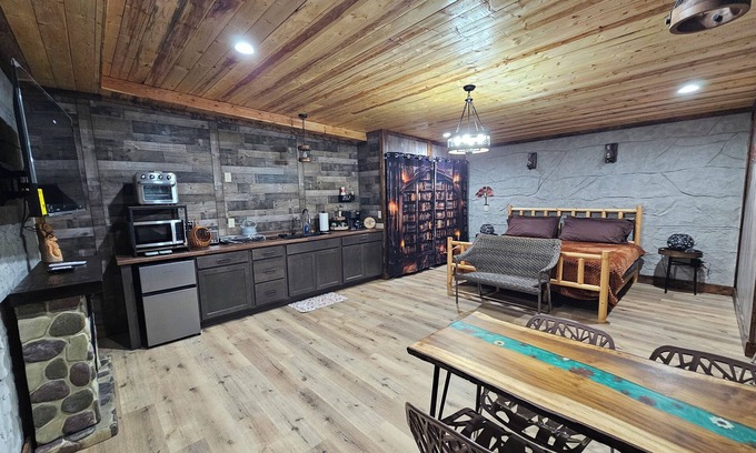 Willisburg Cottage | Restin' Holes Ky Bourbon Trail D -Sauna-HotTub-Gym-Playground-Waterfall-Themed