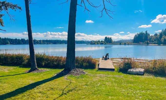 Erlands Point-Kitsap Lake House | Resting Eagle Beach House