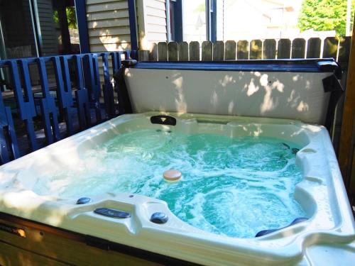 Frankfort House | Restoration - Private Spa And Great Location!