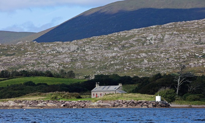 Caherdaniel Cottage | Restored 18C coastguard cottage on the shore of the beautiful Kenmare estuary