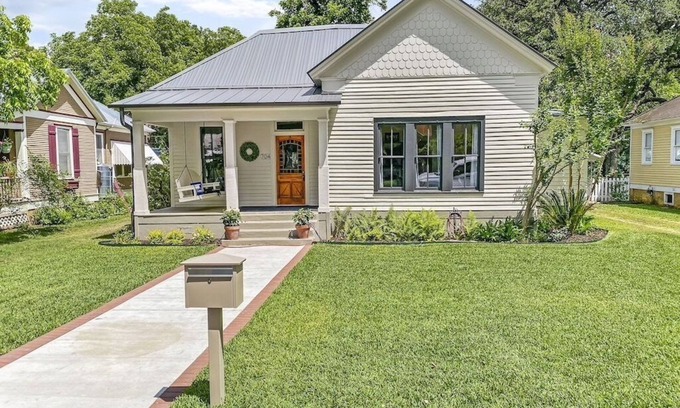 Smithville House | Restored 3BR/2BA Home in Smithville's Historic District-10 min. walk to downtown