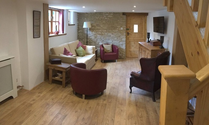 Burford House | Restored Cotswold barn - The Barn - in the centre of Burford