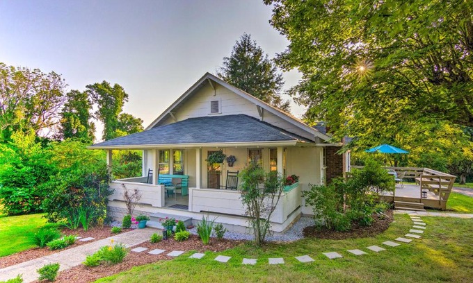 Mars Hill House | Restored Mars Hill Home on 1 Acre Walk to Town!