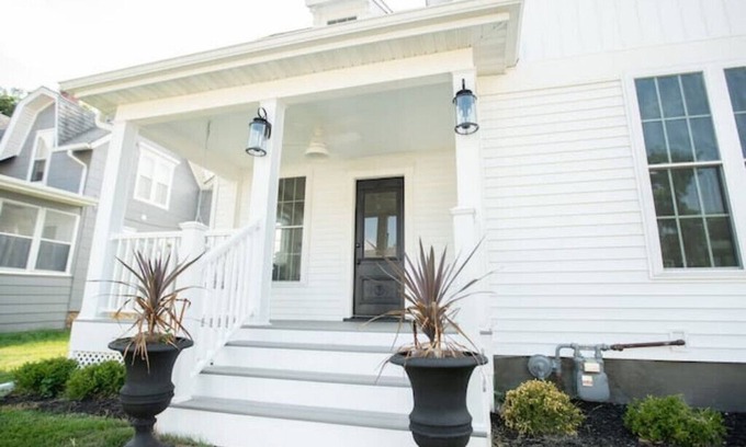 Maquoketa House | Restored Queen Anne Cottagen