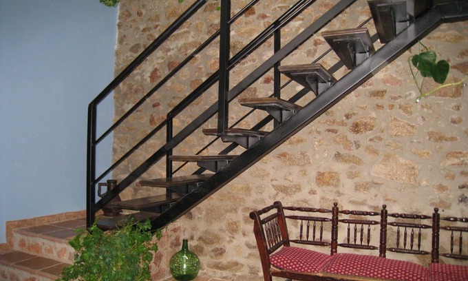 Hoyos Cottage | Restored town center with footbolin